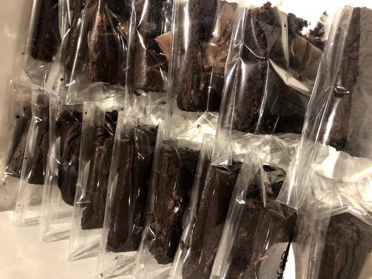 Hey #weddinghour - not sure what to give for your wedding favours? We might just have the answer with hand made #brownies that are topped and wrapped to tie in with your day ❤️ #WeddingWednesday