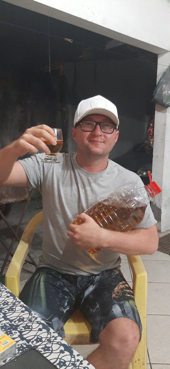 FumazaPaulinho's tweet photo. Com minha cachaça de minas e a cara de bêbado pra caralho🤪 #fotoperdida #domingodelazer😎 #começatudodenovo https://t.co/KhjgtbMYf0
