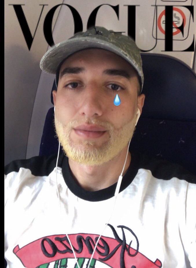 jddbebdj's tweet photo. Bahhhahahahah il se passe quoi là @RebeuDeter #VogueChallenge https://t.co/33sr0uyjLs