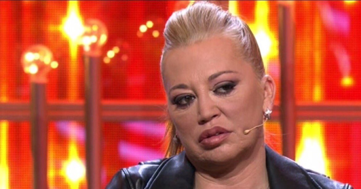 AzulCorrosivo's tweet photo. Yo viendo la final a pesar de que no tiene ningún sentido sin Samantha ni Mai. #OTGalaFinal https://t.co/avKa7Csmn3