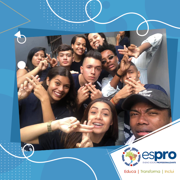 ESPROOFICIAL's tweet photo. Essa é a Débora, ex-aprendiz que hoje faz parte do #TimeEspro. Compartilhamos esse depoimento para servir de inspiração e encher o coração de esperança e boas energias, que tanto precisamos hoje em dia! 💙 https://t.co/zWeft7Xm9a