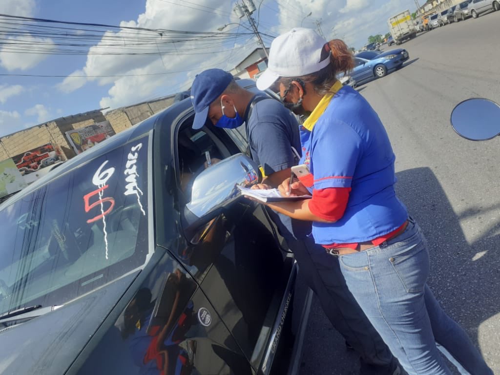 yelitzePSUV_'s tweet photo. También nuestros jóvenes de Somos Venezuela se encuentran en las estaciones de servicio orientando al pueblo monaguense https://t.co/nSD9xECWpm