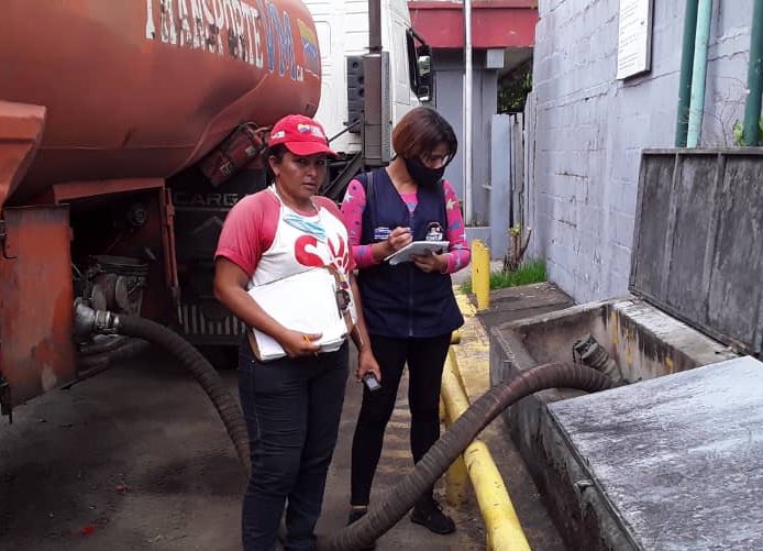 yelitzePSUV_'s tweet photo. También nuestros jóvenes de Somos Venezuela se encuentran en las estaciones de servicio orientando al pueblo monaguense https://t.co/nSD9xECWpm