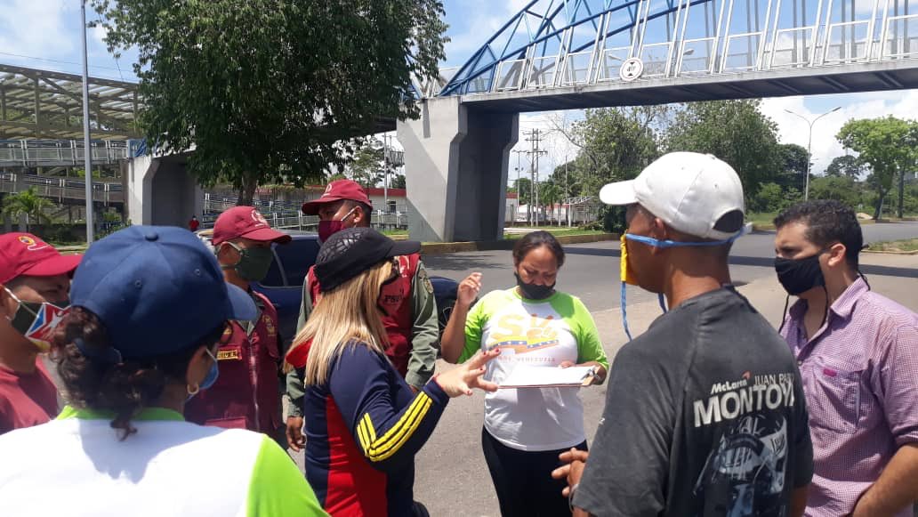 yelitzePSUV_'s tweet photo. También nuestros jóvenes de Somos Venezuela se encuentran en las estaciones de servicio orientando al pueblo monaguense https://t.co/nSD9xECWpm