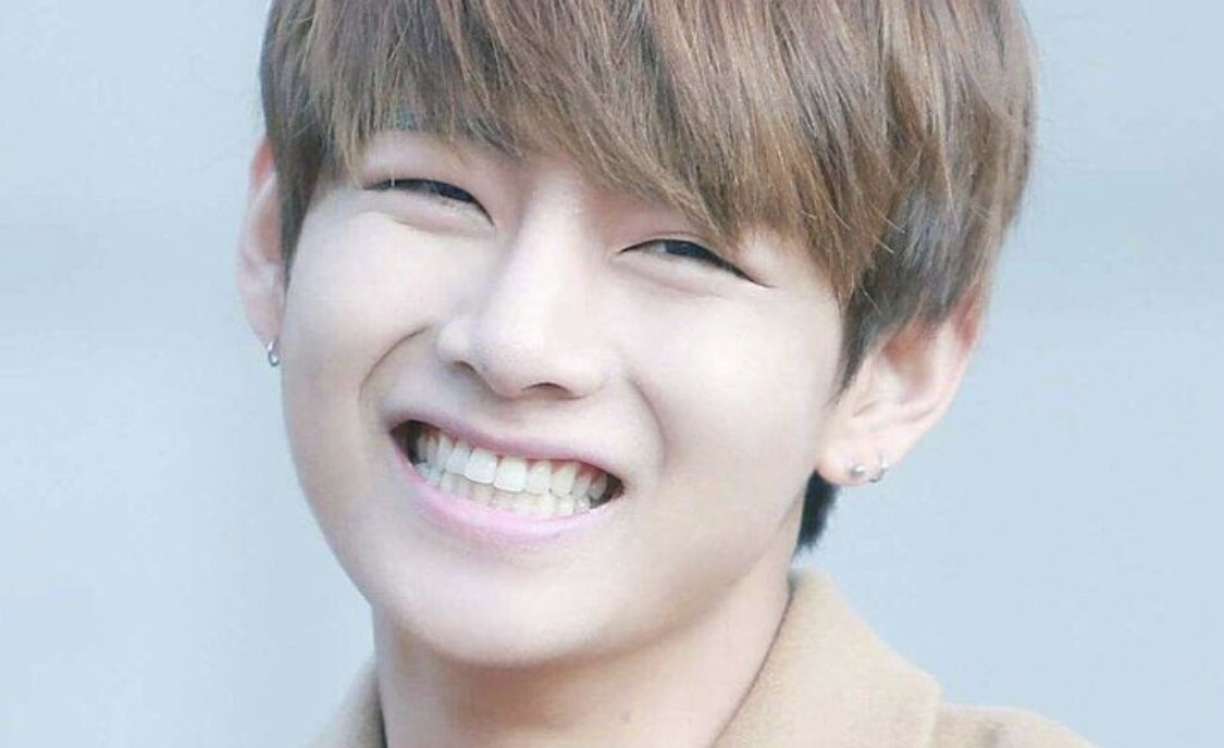 ARMYFOR49463633's tweet photo. How beautiful when you see this nice and beautiful smile, I love you and love your smile🥺💜.
#taehyung_smile https://t.co/t55ZcIJToh
