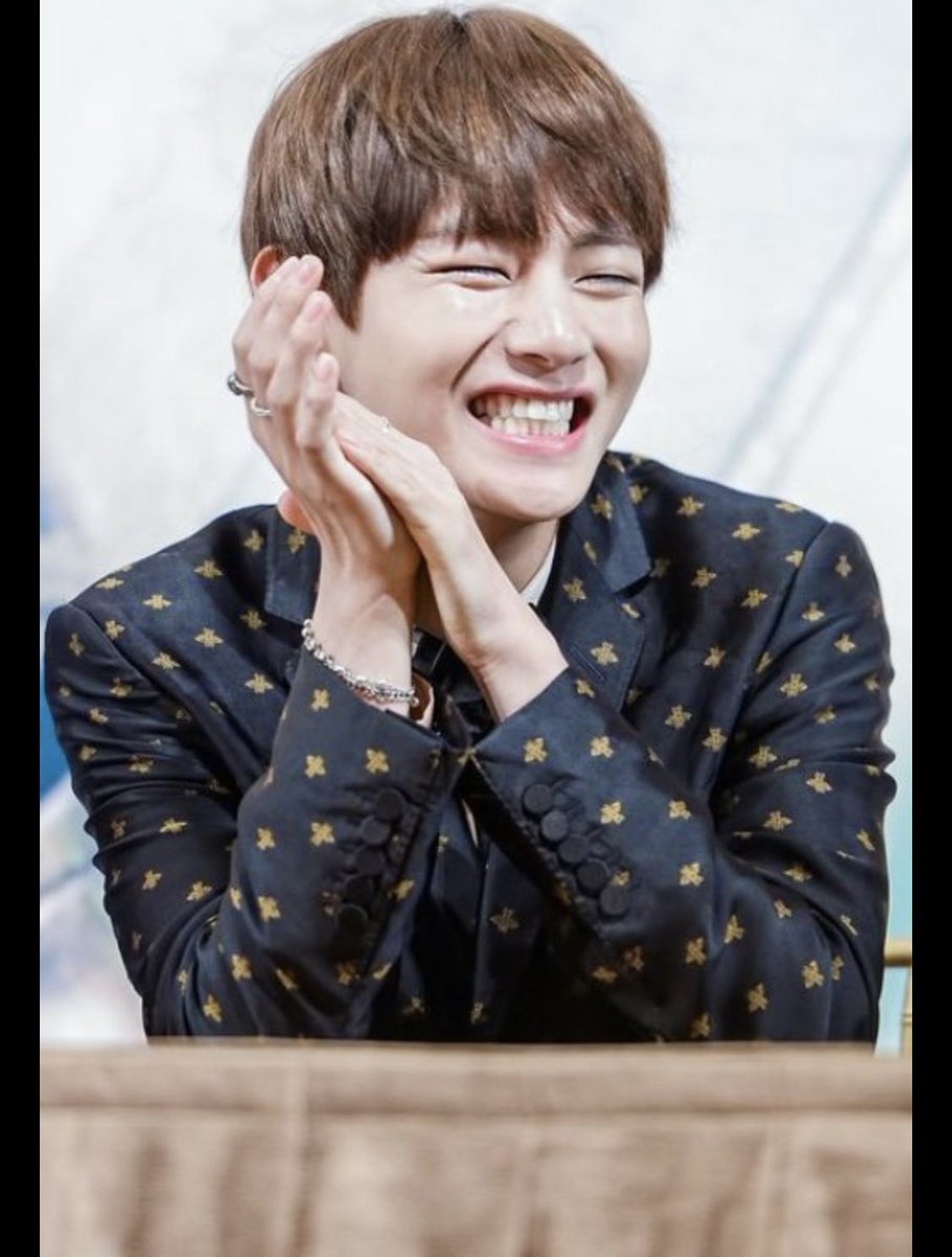 ARMYFOR49463633's tweet photo. How beautiful you are when you smile, smile always and forever We love you forever🤞🏻💜😭.
#taehyung_smile https://t.co/8MlCiTDIOo
