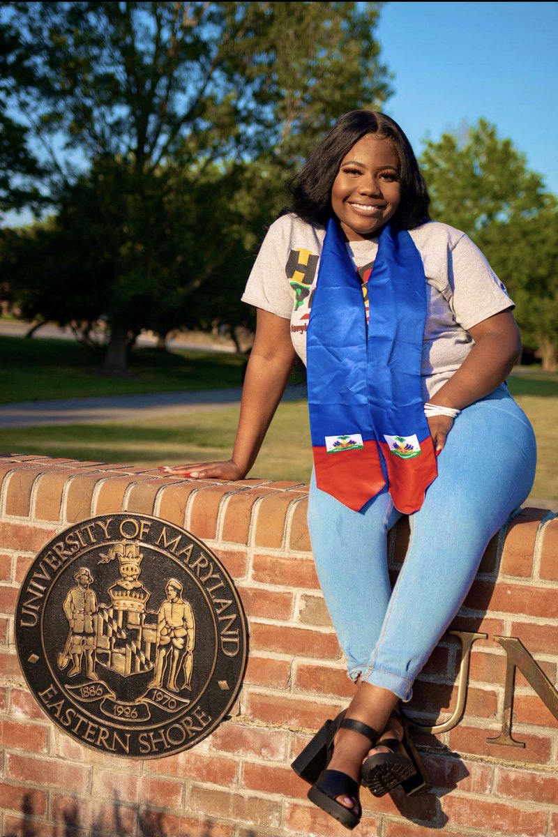 Estar_509's tweet image. Not first in my class, but first in my family! Just a little Haitian girl trying to make it out the hood! It’s only up from here! CASE CLOSED! 👩🏾‍🎓🥳🍾🇭🇹

Psalms 4:13 “I can do all things through Christ which strengtheneth me.”
#umesalumna #firstgengrad 

Photographer📸: @C1cxro