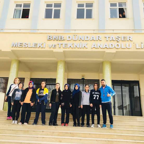 BİNBAŞI DÜNDAR TAŞER ASML 
Lise Antep’in en eski sağlık meslek lisesi İlk kampüsü Saçaklıda olup Onkolojiye taşındı ad değiştirdi.Okulun katı ve sert kuralları olup bir dönem siyah ve beyaz renk dışında ayakkabı giymek bile yasaktı.Açık saçlar kesilir makyajlar mutlaka sökülürdü.