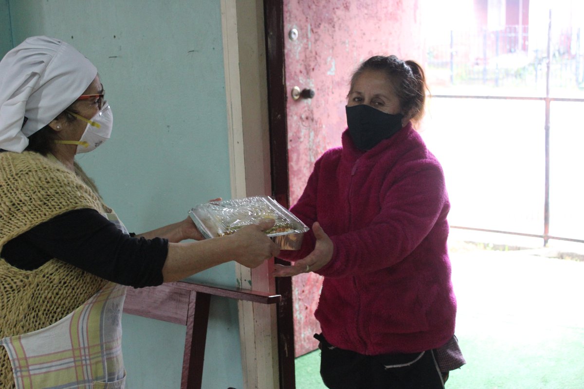 OITPuertoMontt's tweet photo. Una entrega de 500 raciones de "choricán" organizaron @AgaturLosLagos, Agall y @MejillondeChile con colaboración de la @munipuertomontt.
Esta nutritiva actividad se destinó a hogares de adultos mayores y ollas comunes, organizadas por JJVV de #PuertoMontt https://t.co/TOHxLWHXz5