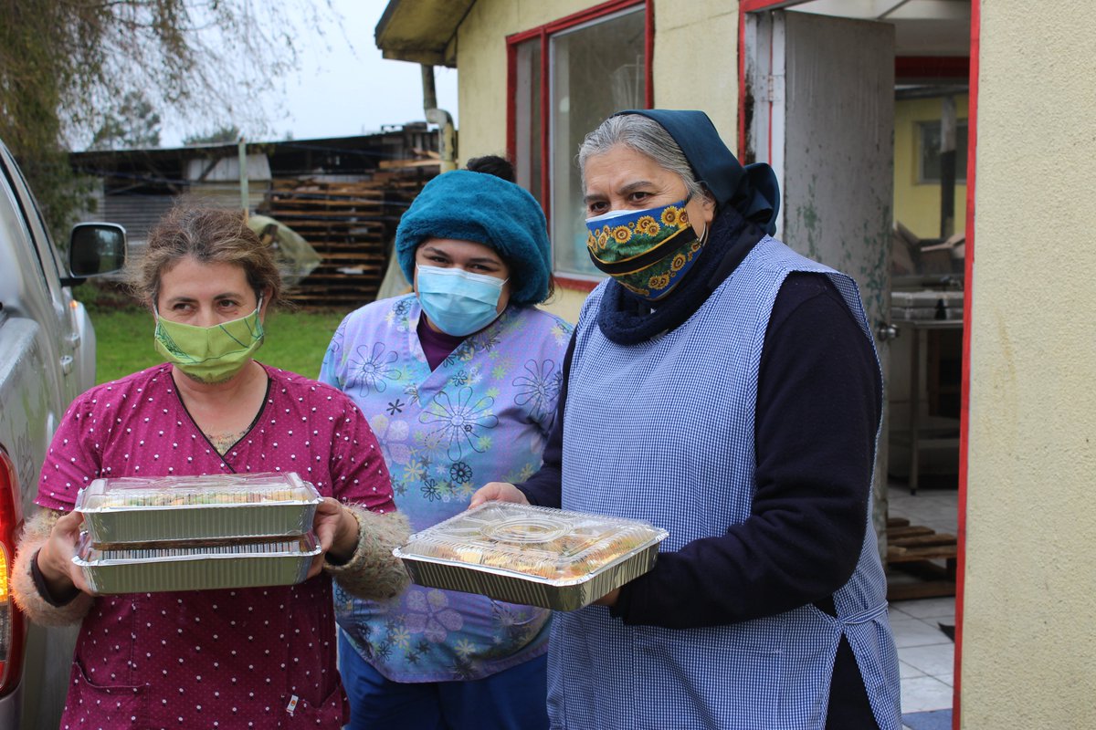 OITPuertoMontt's tweet photo. Una entrega de 500 raciones de "choricán" organizaron @AgaturLosLagos, Agall y @MejillondeChile con colaboración de la @munipuertomontt.
Esta nutritiva actividad se destinó a hogares de adultos mayores y ollas comunes, organizadas por JJVV de #PuertoMontt https://t.co/TOHxLWHXz5