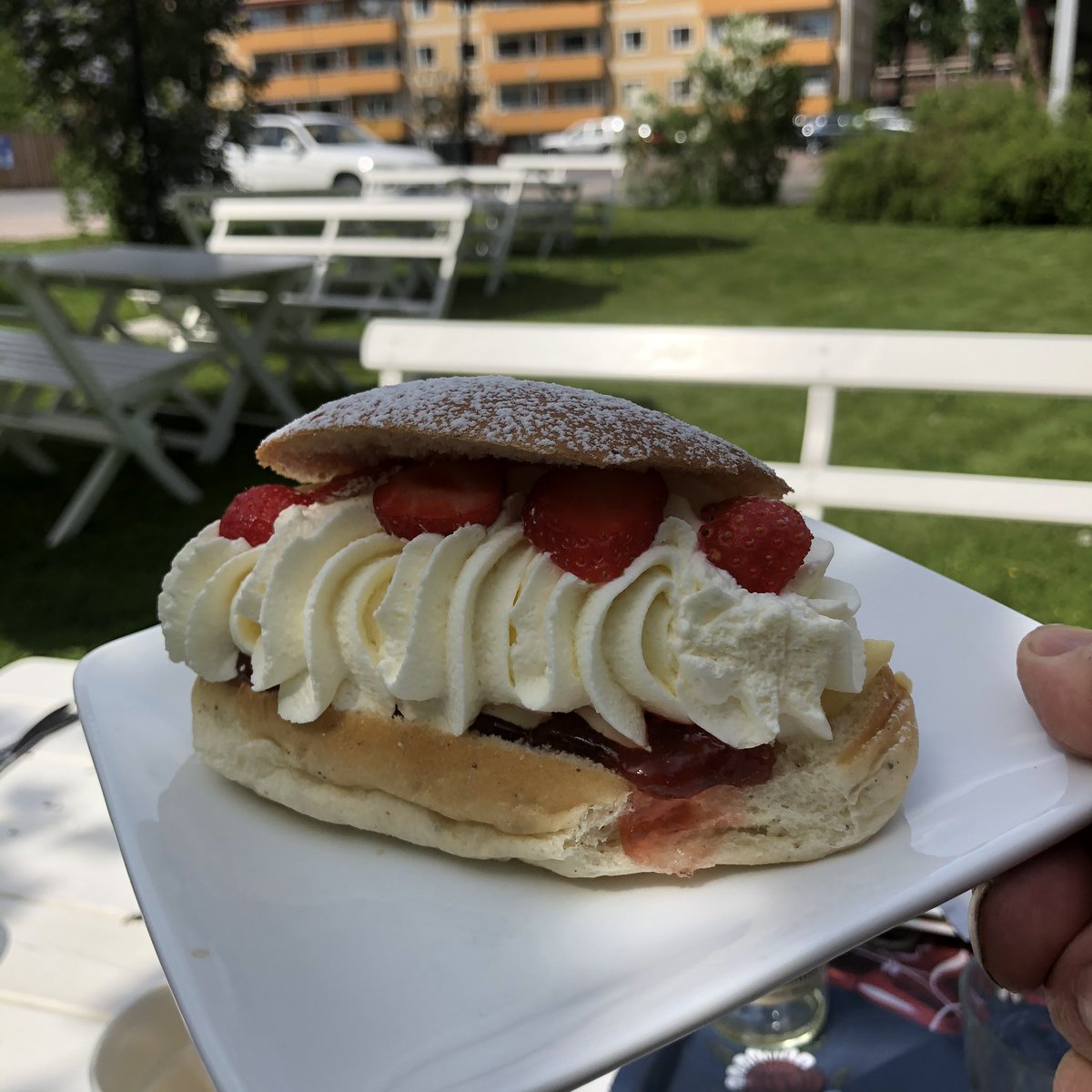 GreiderDD's tweet photo. Detta, mina damer och herrar, är en somla - alltså en sommarsemla. Avnjuten på konditoriet i Vansbro idag, ett av Sveriges bästa konditorier. https://t.co/pEQdVVg1tA