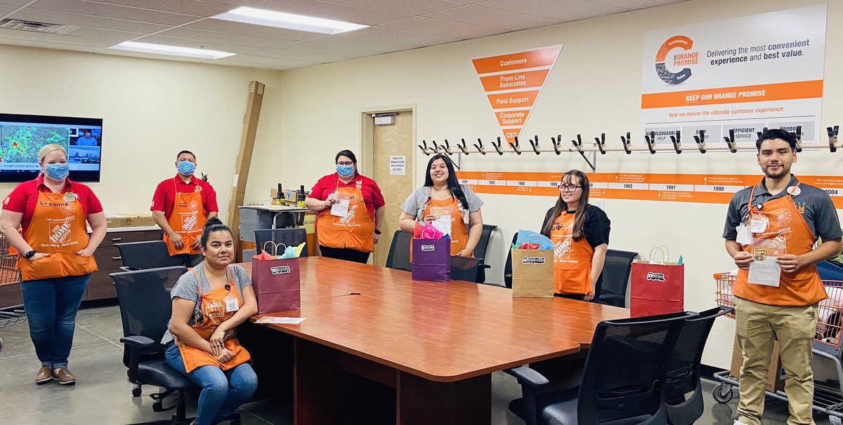 Took some time today to recognize this amazing group of Head Cashiers and their awesome FES. This team continues to drive consistent results and excelllent customer service day in and day out.