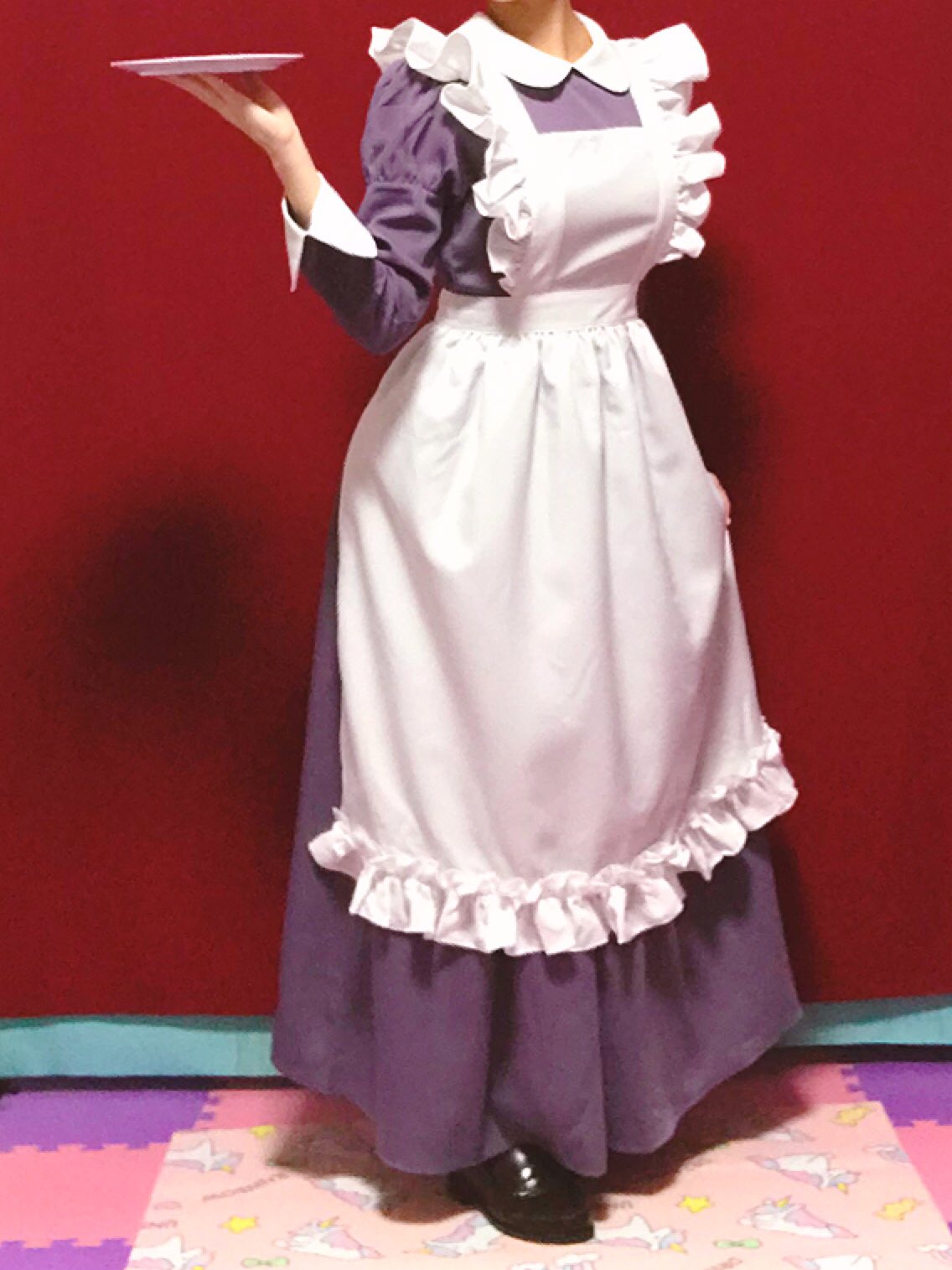 るちかポーズ 作画資料 今日のポーズ ロングメイド服2 お皿を持つ 黒じゃないので今までの物よりわかりやすいと思います るちかポーズ T Co Emwuznmoj2 Twitter