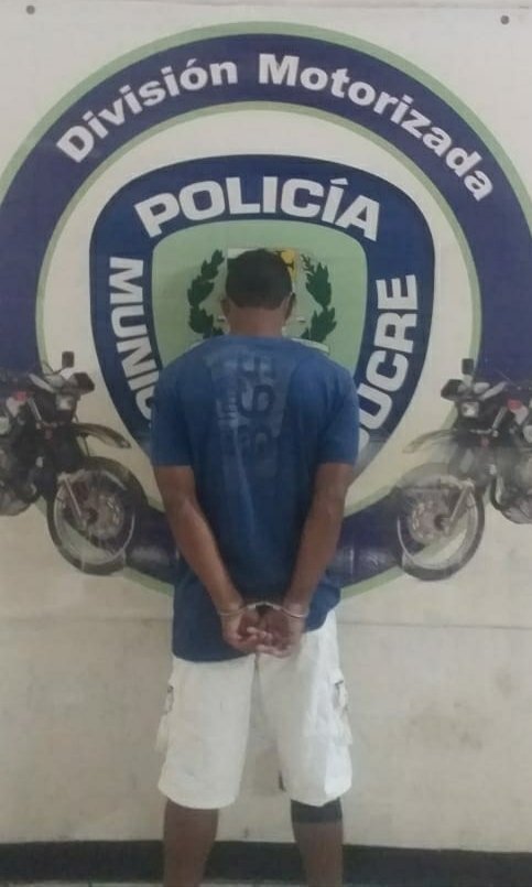 #10deJunio | Esto es parte del resultado del trabajo llevado a cabo por nuestros funcionarios de la brigada motorizada. Sujeto capturado por estar solicitado por un juzgado de control en las adyacencias de la Urb. Terrazas del Ávila.
@MIJPVenezuela
@ZODIMIRANDA43
<a href="/DenunciasTDA/">Denuncias Terrazas</a>