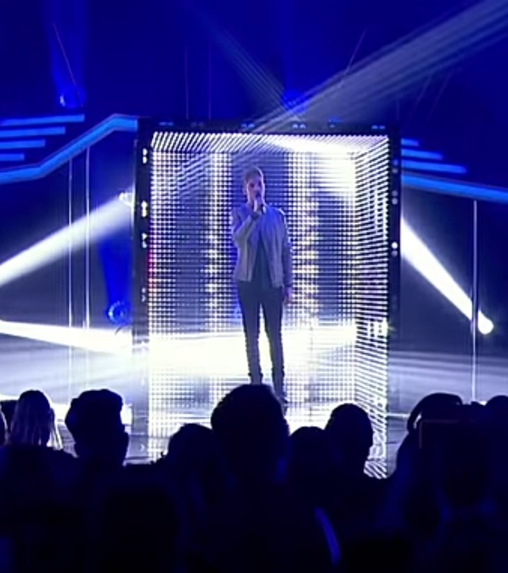 TeamMariconas's tweet photo. Con Hugo reciclaron la jaula de cuando Roi cantó Demons #OTGalaFinal https://t.co/MACY7PiuxU