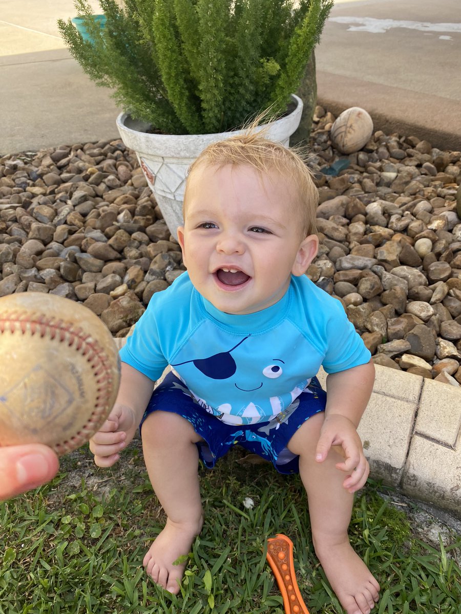 cassidyriverss's tweet photo. Making daddy proud throwing the baseball ⚾️❤️ 

While also breaking mommy’s heart being so grown 💔 https://t.co/RcjbZW49Ci