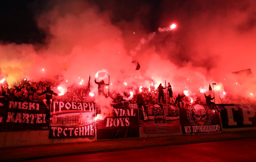 Estrela Vermelha x Radnicki Muita pirotecnia na torcida do Estrela