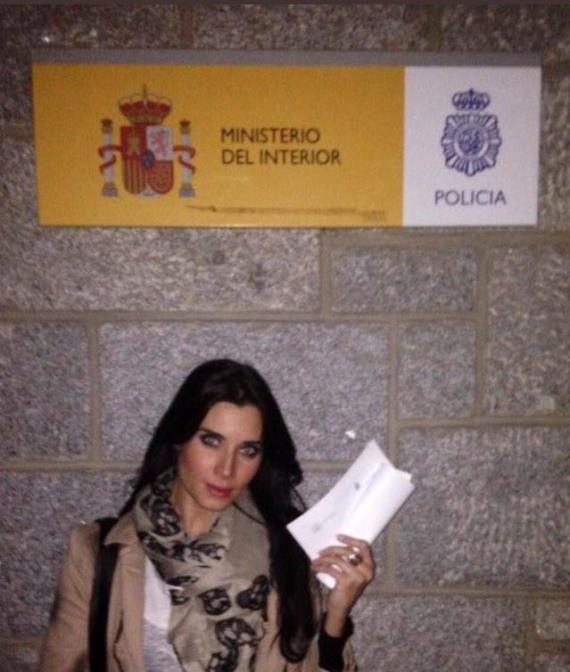 anitalyyy's tweet photo. Anaju de camino a denunciar el robo de Eva a su puesto en la final #OTGalaFinal https://t.co/uIxTkfs6ou
