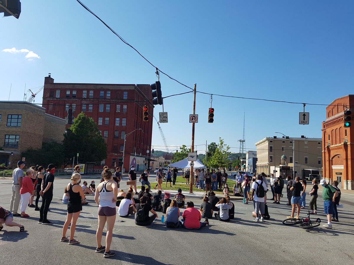 bokbokwhoosh's tweet photo. The Cincinnati Black Lives Matter protests in memory of George Floyd, Breonna Taylor, and countless other Black people who've been killed police go on! Vigil today, though we've been pushed away from District 1. Around 70 people here!
#cincinnatiprotests #cincinnatiprotest https://t.co/royLVaIDoi