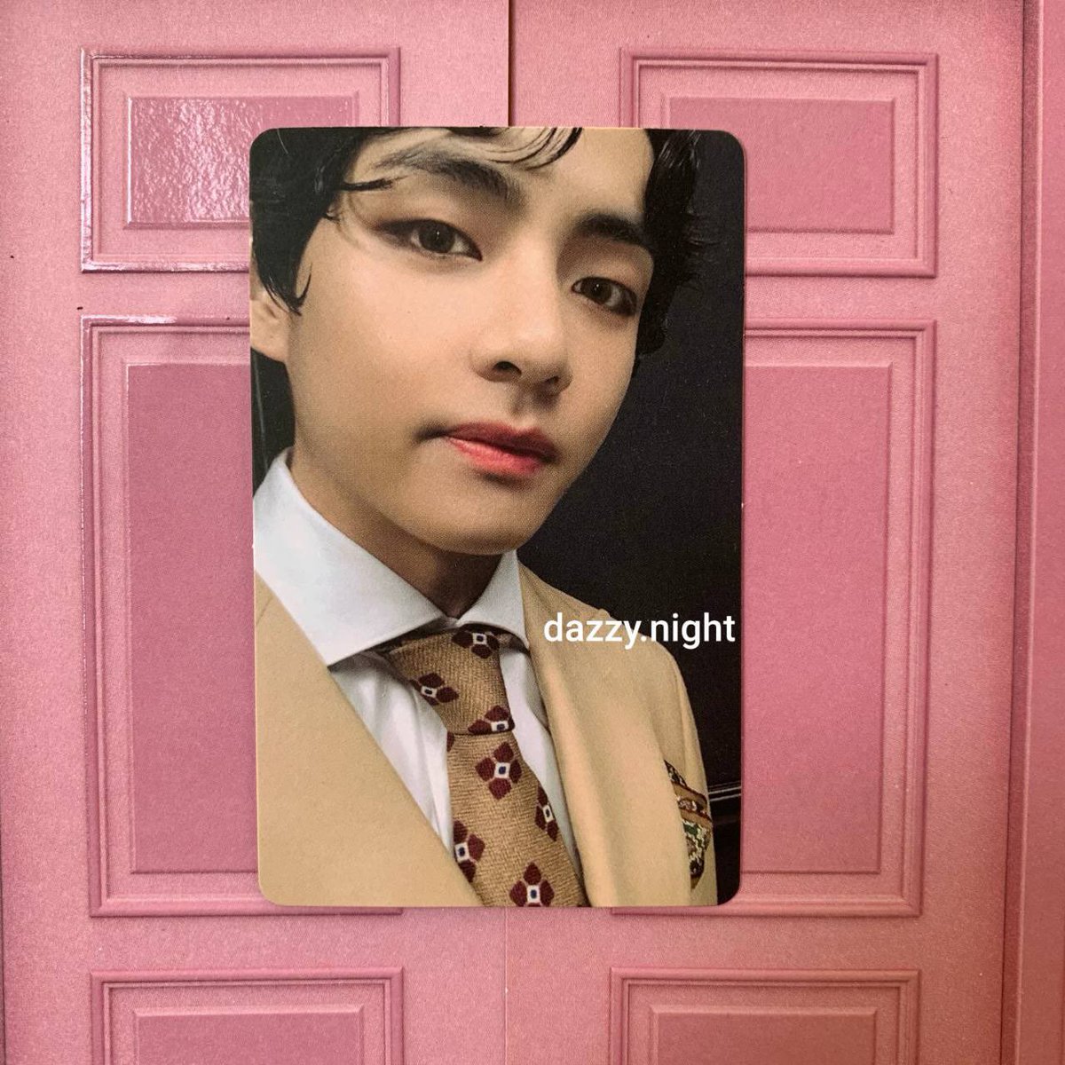 DazzyNight's tweet image. wts taehyung pc mots7 ver 3                       Official✅ good condition ✅ ready ina ✅ shopee ✅ PRICE DM 💌 #jualpcbts #jualpctaehyung #jualpcjungkook #jualpcjin #jualpcv