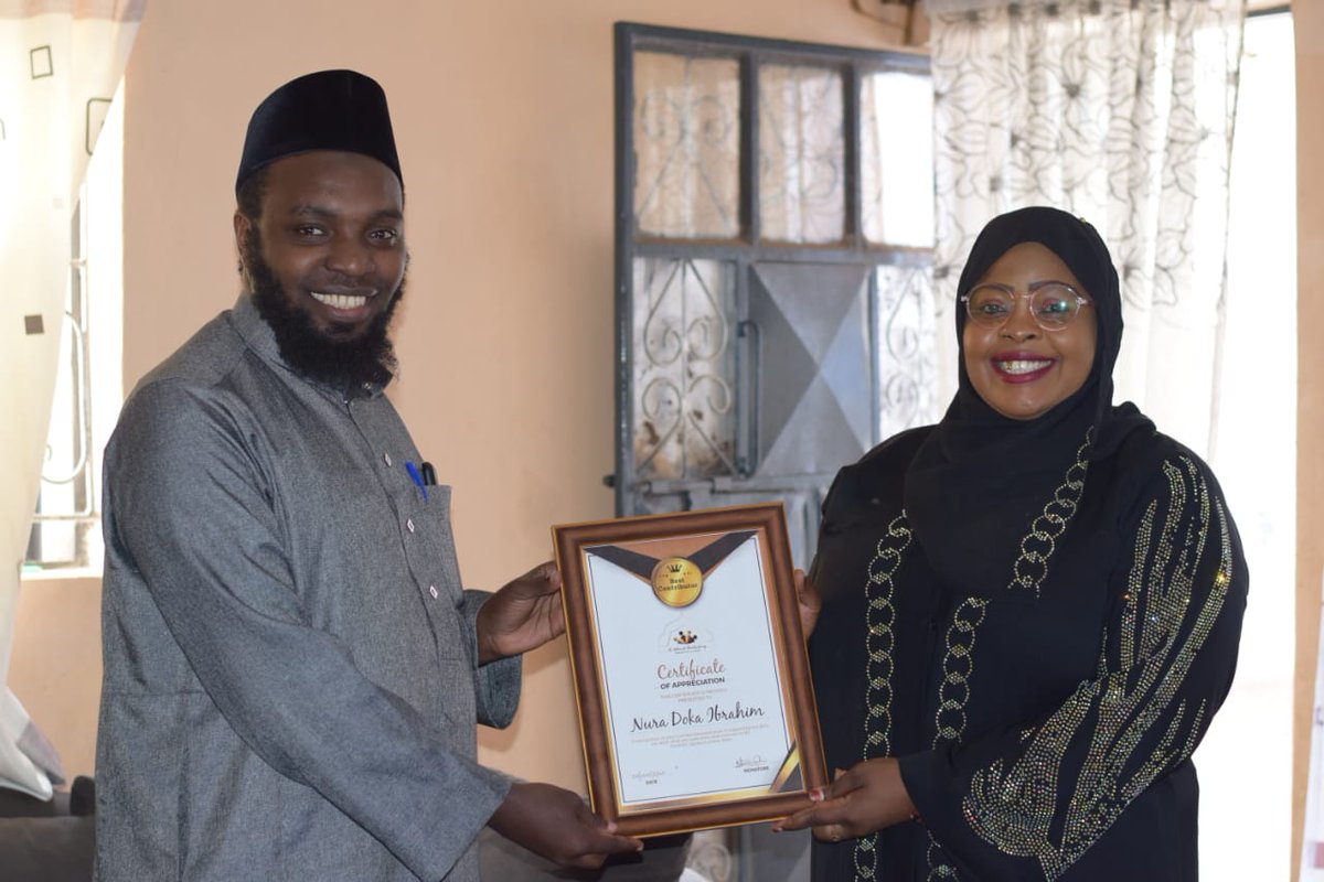 alukhuwat's tweet photo. Al-Ukhuwat Charity Group Chairman Sheikh Salim Charo presenting Certificate of Appreciation to Madam Nura Doka Ibrahim wife of Kibra's MP Imraan for her contribution towards Sanitary Pads Drive.
#TogetherForACourse https://t.co/iVARvBxM0w
