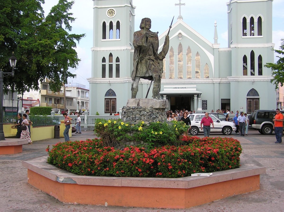 Cristobal Colon en la Plaza Publica de Aguada https://goo.gl/maps/SsGzQdG2b1LaLzoF6