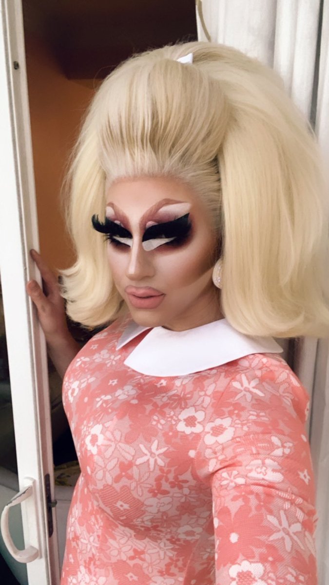 trixiemattel's tweet photo. Would you like to come inside? https://t.co/hZiUP8fBmK