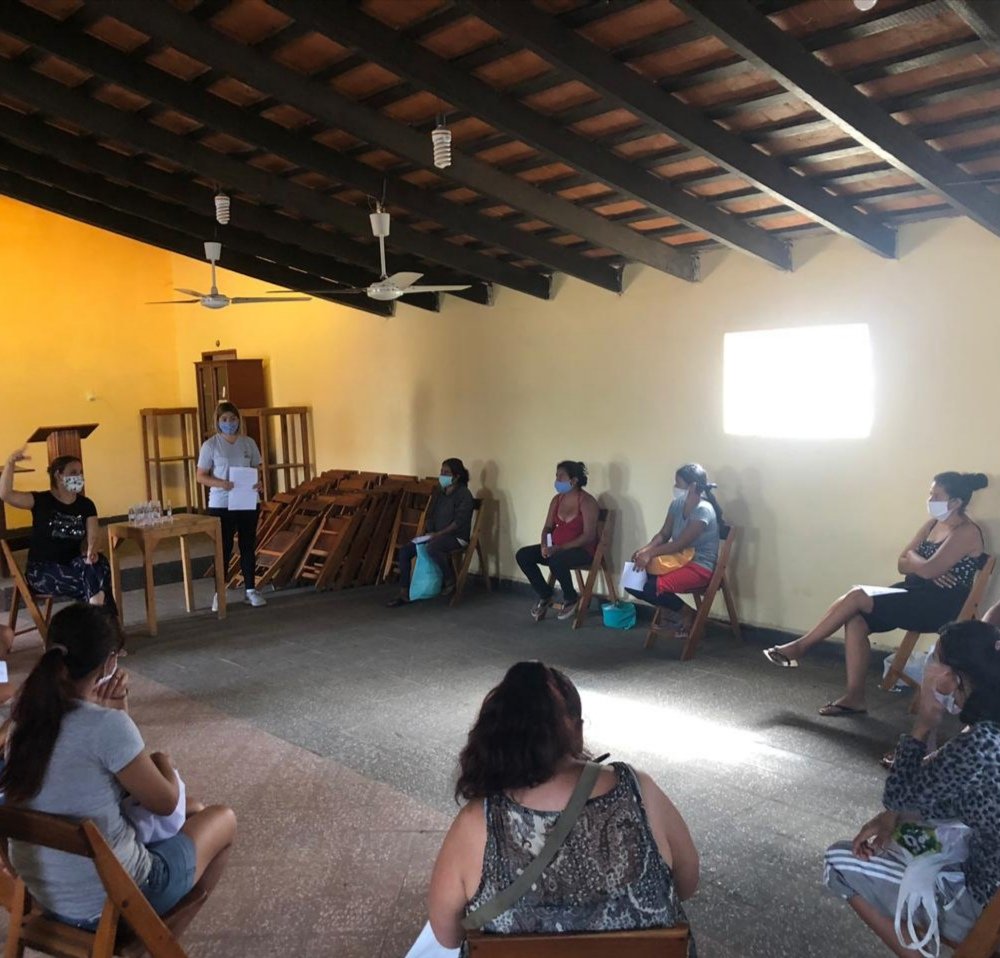 AsambleaPor's tweet photo. Desde Camsat, el equipo de Franja Costera con apoyo de del @AreaSocialMuni comenzamos a reforzar la campaña de concienciación sobre los cuidados preventivos contra el covid-19 con jefas de hogar que asisten a las ollas populares, en pequeños grupos con los cuidados pertinentes! https://t.co/TndLGqycDJ