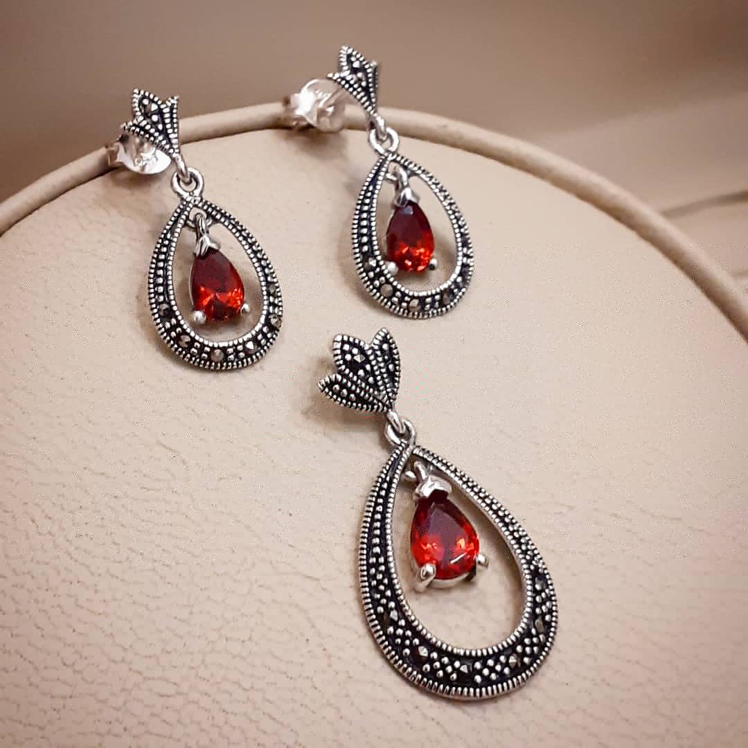 Montecassiano's tweet photo. Conjunto de aros y dije realizados en plata 925, con engarce de marquesitas y granates naturales en talla pera. 
Disponible en nuestra tienda Online 
https://t.co/gKWV5CZ4q3

#garnetjewelry #vintage #silverring #silverjewelry #bahiablanca #montecassiano #montecassianojoyas https://t.co/3G9IlFHbDI