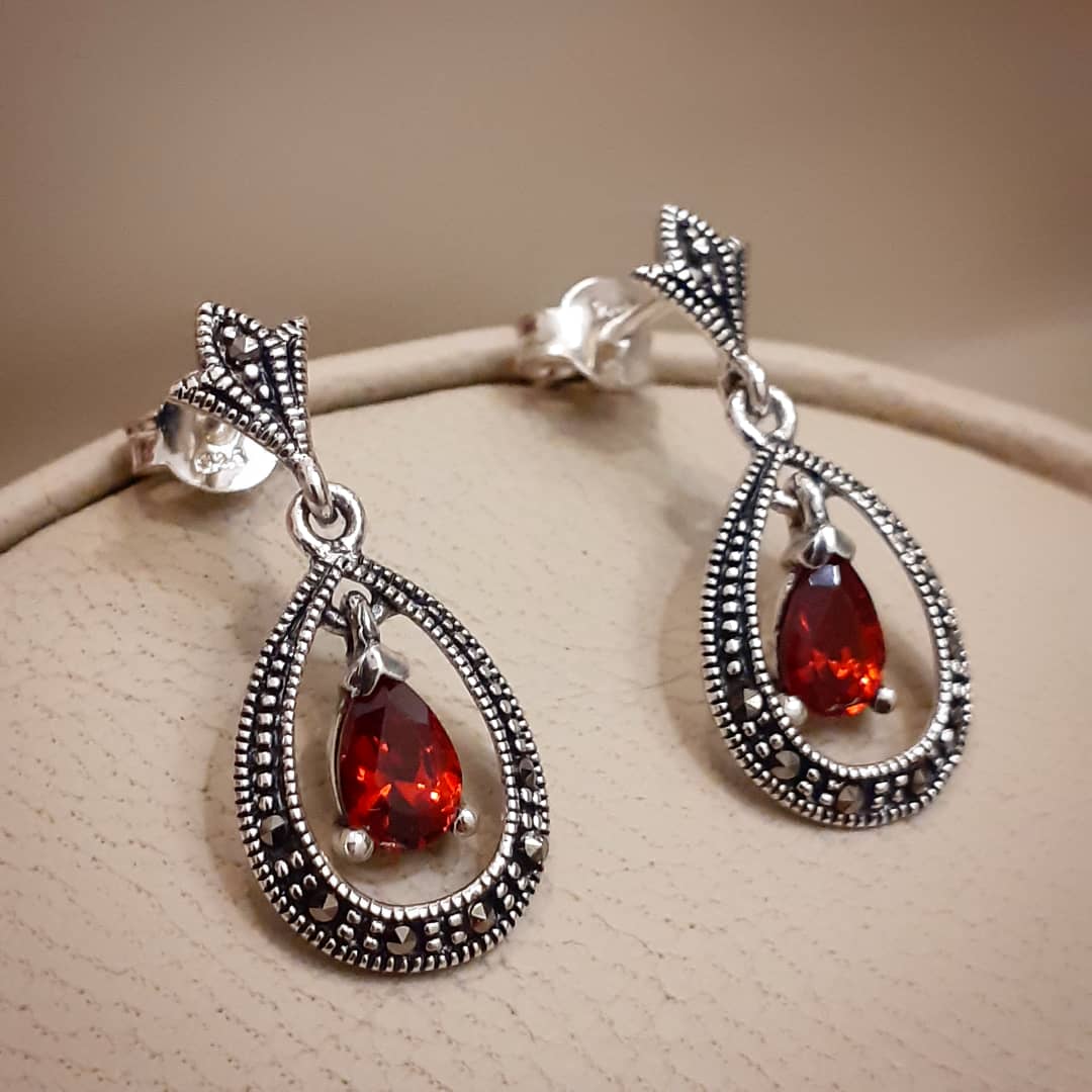 Montecassiano's tweet photo. Conjunto de aros y dije realizados en plata 925, con engarce de marquesitas y granates naturales en talla pera. 
Disponible en nuestra tienda Online 
https://t.co/gKWV5CZ4q3

#garnetjewelry #vintage #silverring #silverjewelry #bahiablanca #montecassiano #montecassianojoyas https://t.co/3G9IlFHbDI