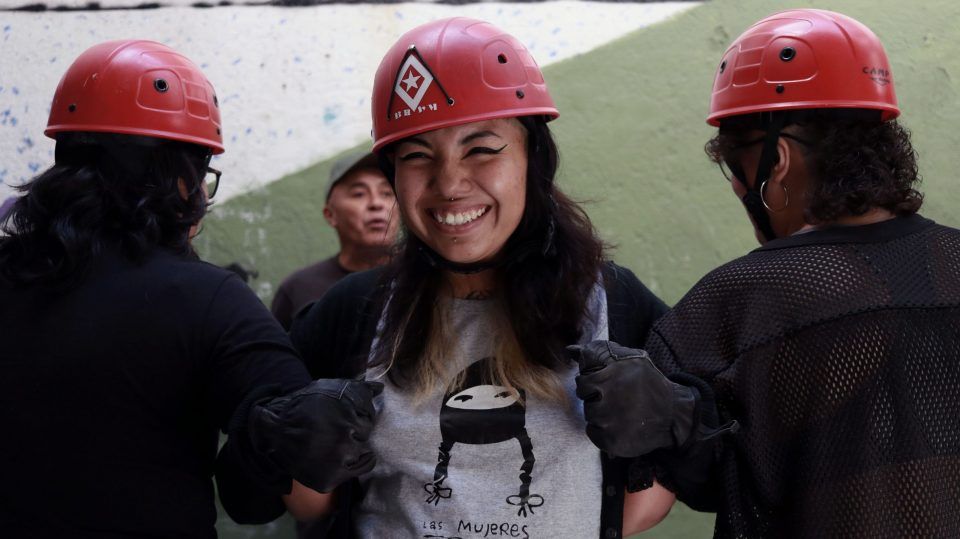 Pajaropolitico's tweet photo. ¿Sabes qué hace la @BrigadaMarabunt? Su objetivo es que la gente pueda protestar sin miedo, ponen su cuerpo para defender la causa... ¿y una de sus reglas? ¡Sonreír!
📸 @moneroponce.

Lee más: https://t.co/1S965TTaWM https://t.co/exgFB3vcYA