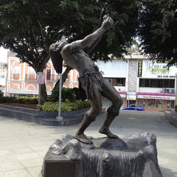 Estatua de la conversión o cristianización forzada del Cacique Taino “Don Alonso” en la Plaza de Utuado https://goo.gl/maps/sis4QQrJt4KH2iVz5
