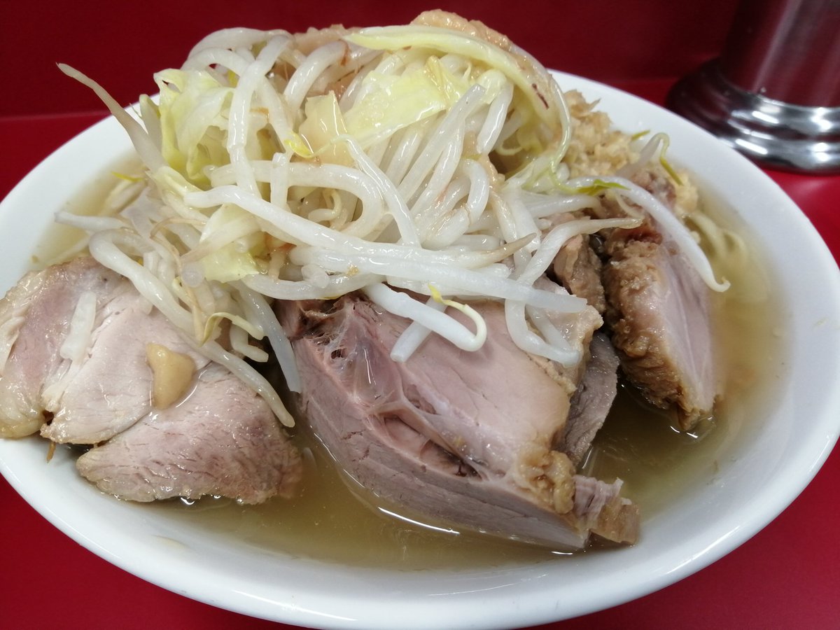 タニシ お店は広いし店員さんもお客さんも殺伐としてないので 南銀に比べるとかなり行きやすいと思いますので是非 元大宮 二郎の店主の弟で 助手もやってたヒゲがここの店主です