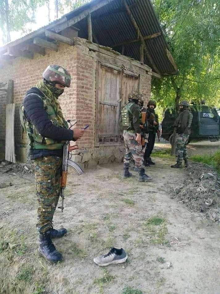 SuboSrivastava's tweet photo. Encounter on between Terrorists and Joint team of Security Forces at #Pathanpora area of #Budgam District. 2-3 terrorists reportedly trapped. 🇮🇳 https://t.co/MY1xPDB6O1