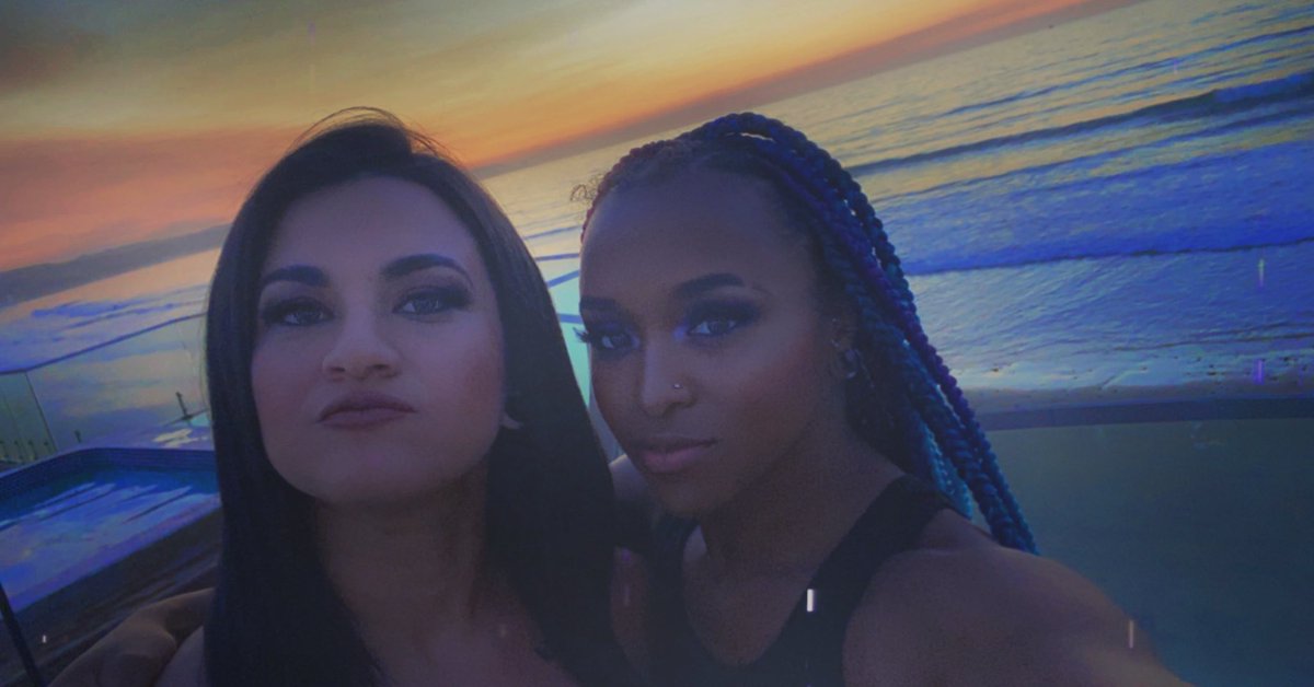 HoganKnowsBest3's tweet image. Sunsets 🌅 with the girl of my dreams 🥰 Happy Pride Month 🏳️‍🌈 #pridemonth🏳️‍🌈