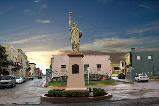 Estatua de la libertad en Arecibo https://goo.gl/maps/W4g6bSamQnyzTP5FA