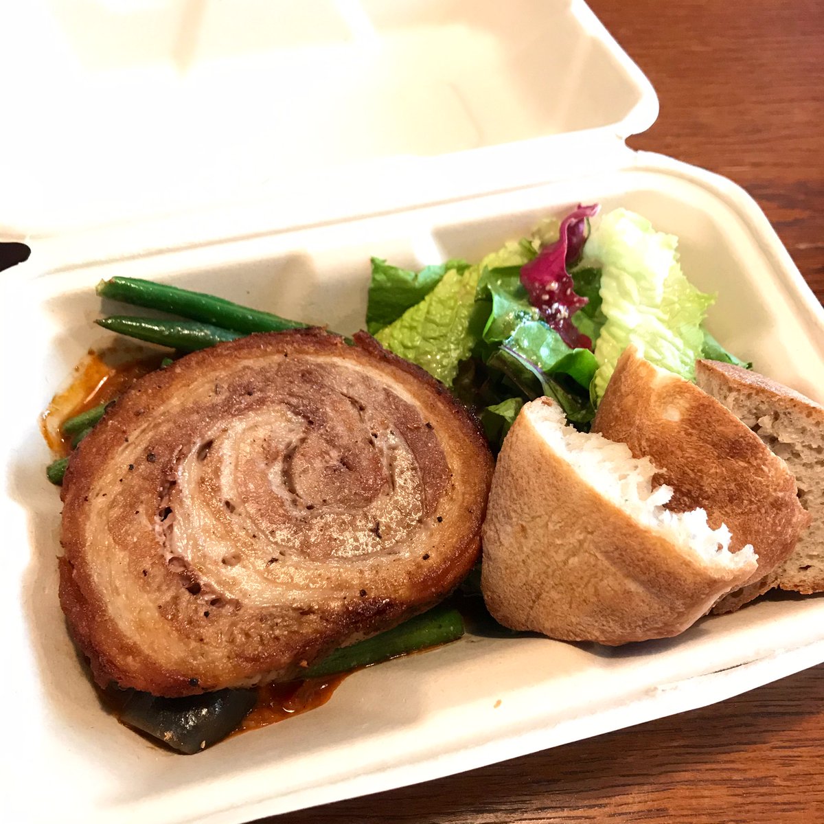 BFM33211's tweet photo. ル・リオン【テイクアウト】
「本日のお肉料理（¥950）」

恵比寿にあるフレンチビストロ
のテイクアウト！
今日はどんなお肉が登場するのか
楽しみでもあります。
お肉は外はカリッと
中はとろけるような柔らかさでした！
🍖🍖🤤🍷

#恵比寿 #テイクアウト #ルリオン #肉 #フレンチ https://t.co/CxHWYpd0CX