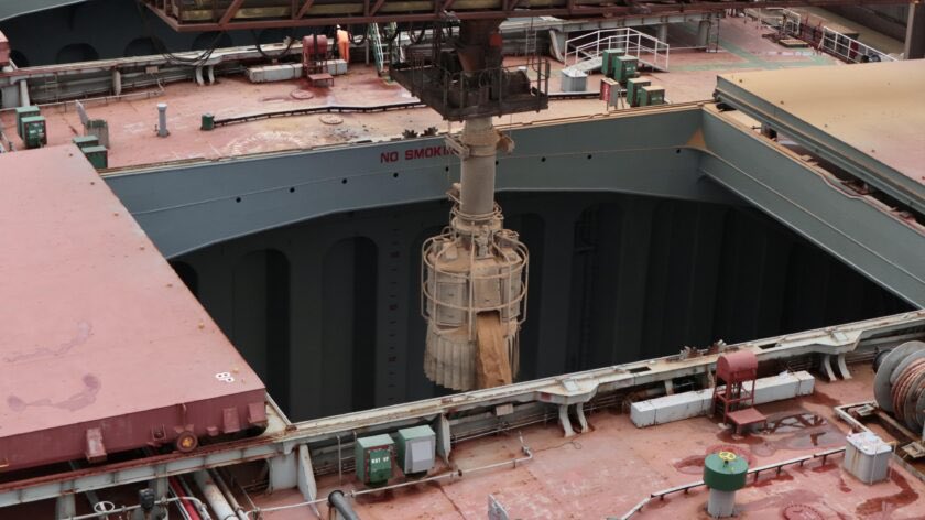 The largest shipment of #soybean and derivatives in Brazilian history. The ship is receiving 103 thousand tons of soybean meal in Paranaguá Port. It measures 292 m long and 45 m wide. The cargo goes to #Netherlands🇳🇱.
#agro
#brazil🇧🇷