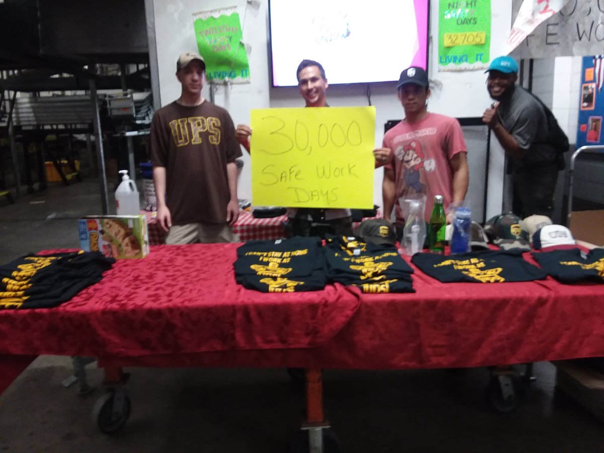 CtFeeders's tweet photo. @safetyfirstNED @KurtMarxSafety @MarcCaputoNED Hartford Night - Safety Committee members Joe, Aaron, Braulio and Trevelle recognized employee for 30,000 safe work days https://t.co/nxAdS9Fkbi