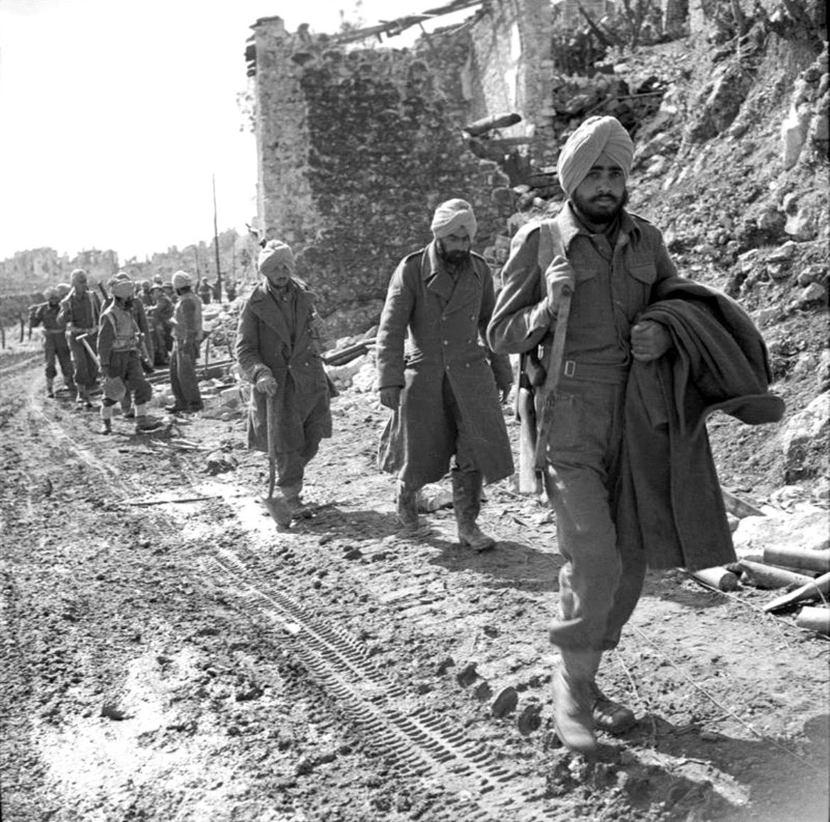 YourBapusBapu's tweet photo. Same goes for Sikh soldiers. In WW1 Sikhs served in the British Indian army. Sikh units fought at the Battle of Saragarhi in the First World War and during the Second World War in Malaya, Burma and Italy. As well as other battles throughout both wars. You don’t hear about that. https://t.co/31r4DWcdmP