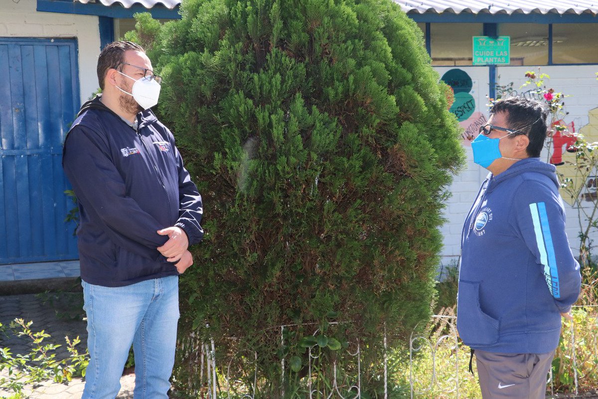 EducacionZ6_Ec's tweet photo. HOY| Con el objetivo de fortalecer los procesos de aprendizaje desde casa y coordinar acciones conjuntas,  coordinador @ccobosguillen dialogó con un representante de un estudiante con necesidades educativas especiales en el cantón Girón. #AprendemosJuntosEnCasa https://t.co/ooa45PORCV