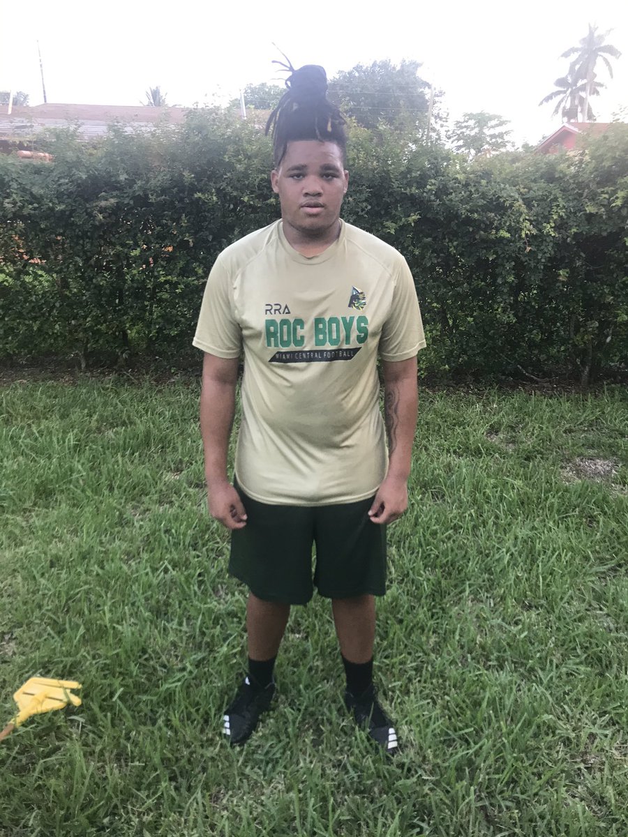 TrenchSetters's tweet photo. Class of 2023
Miami central HS
DT/NG
Damien Solomon Jr
Height: 5’11
Weight: 229
Good bend, quick feet for a interior lineman, should come in to his sophomore season ready to produce at 6a powerhouse @CentralRockets_ football team from the DT position. Great potential in Damien https://t.co/ZfgGw1Qbao