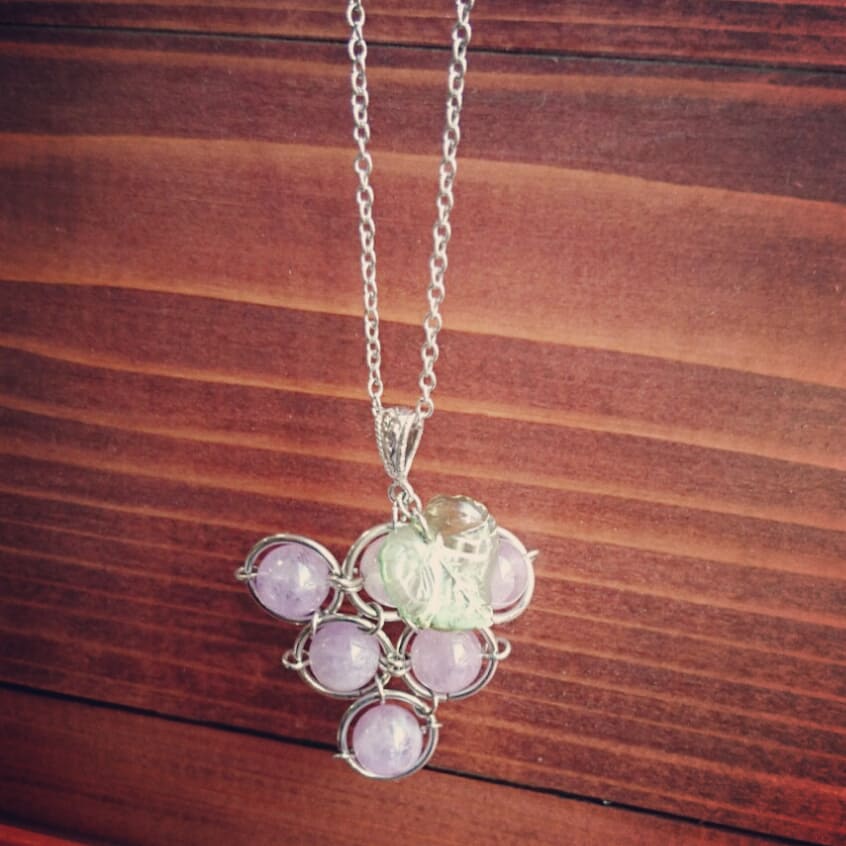 ekyuza's tweet photo. ラベンダーアメジストのぶどうネックレス
ミンネ、クリーマに出品しました。

アクセサリー作り始めた頃から好きなモチーフ。
いつもはじゃらじゃら系ですが、これは丸カンで。シンプルも可愛い。

よろしければ覗いて見てください✨
#ミンネ 
#クリーマ
#ハンドメイド
#天然石 https://t.co/PfGG9SLDuX