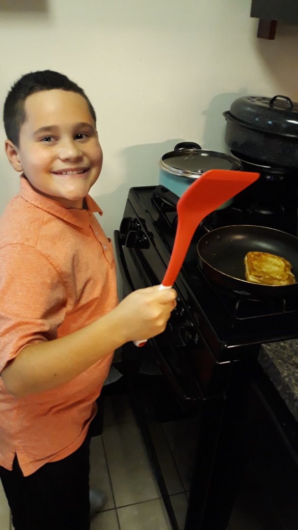 KelleyCampYet's tweet photo. I would love to taste that grilled cheese sandwich! #collsedu #campfirereader https://t.co/6tkd6Q9PyQ