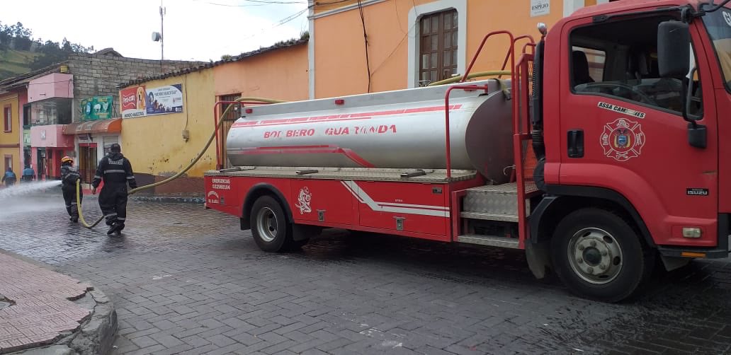 Seguimos apoyando actividades para evitar el contagio se realizó baldeo de desinfección en los alrededores del mercado 10 de noviembre