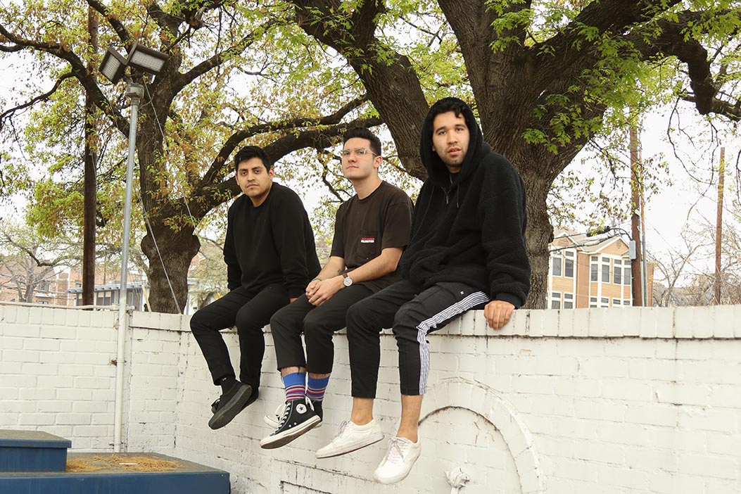 We got the chance to chat a bit with the Dallas-based band <a href="/FeevesMusic/">feeves</a>! Read more about how their band was formed and their favorite show experience below 🤘🏽
(Article + photo by Oliver Soderberg)

htxvox.com/post/620582443…