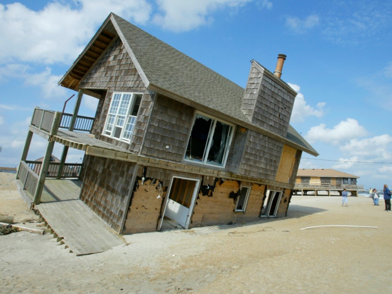 Красивый и некрасивый дом. Наклоненный дом. Уникальный дом. Фотоколлаж дом. Иллинойс пригород дома.