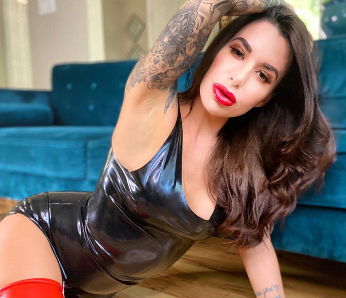 It&rsquo;s Wednesday 💋 https://t.co/kkaKeMzd4V