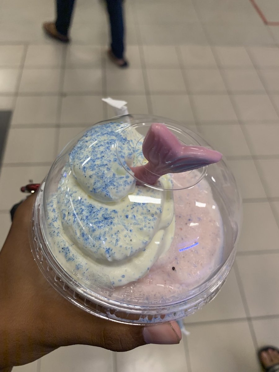 izzubanana's tweet photo. kelmarin member aku beli starbuck lepas tu aku perhati je sorang member aku ni tengok je and dia cakap “dia tak pernah minum starbuck” bila dengar ayat tu teringat zaman aku susah dulu2,tak mampu beli selalu jadi sisa orang kalau tak habis,so semalam member dah dapat starbuck https://t.co/UxIJxsOmgQ