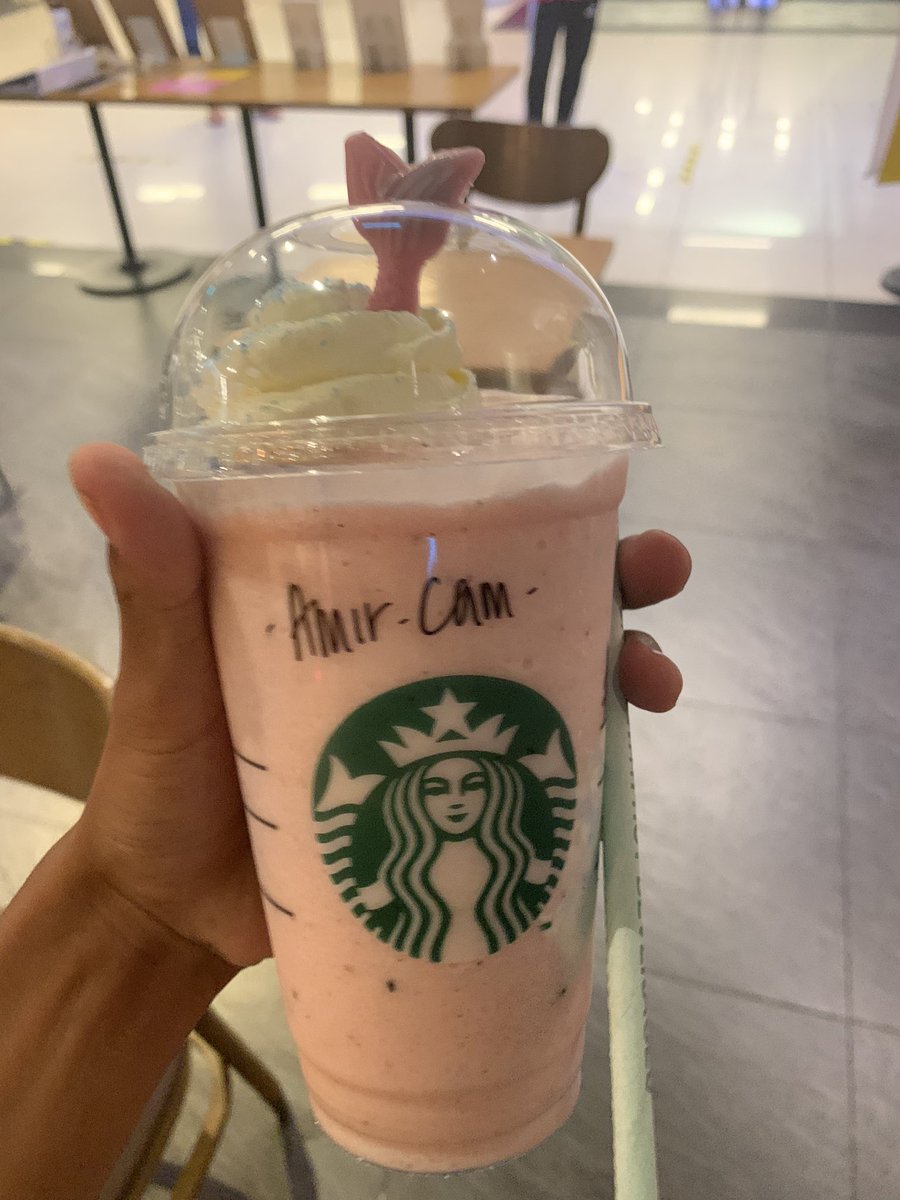 izzubanana's tweet photo. kelmarin member aku beli starbuck lepas tu aku perhati je sorang member aku ni tengok je and dia cakap “dia tak pernah minum starbuck” bila dengar ayat tu teringat zaman aku susah dulu2,tak mampu beli selalu jadi sisa orang kalau tak habis,so semalam member dah dapat starbuck https://t.co/UxIJxsOmgQ